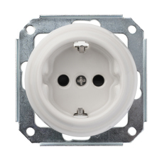 FND SINGLE SOCKET-OUTLET SHUTTERED WHITE PORCELAIN