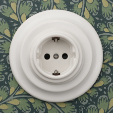 FND SINGLE SOCKET-OUTLET SHUTTERED WHITE PORCELAIN