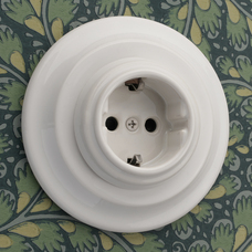 FND SINGLE SOCKET-OUTLET SHUTTERED WHITE PORCELAIN